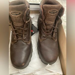 New men’s hiking boots Size 9